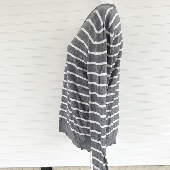 Aeropostale Gray & White Stripe Long Sleeve V-Neck Knit Sweater size L - Picture 2 of 9